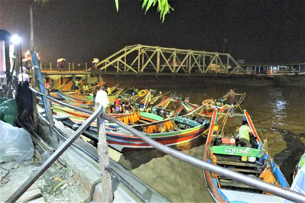 ヤンゴン川の渡し舟