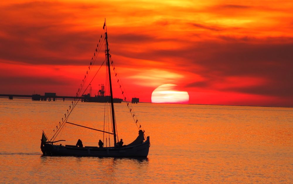 漁船と夕陽